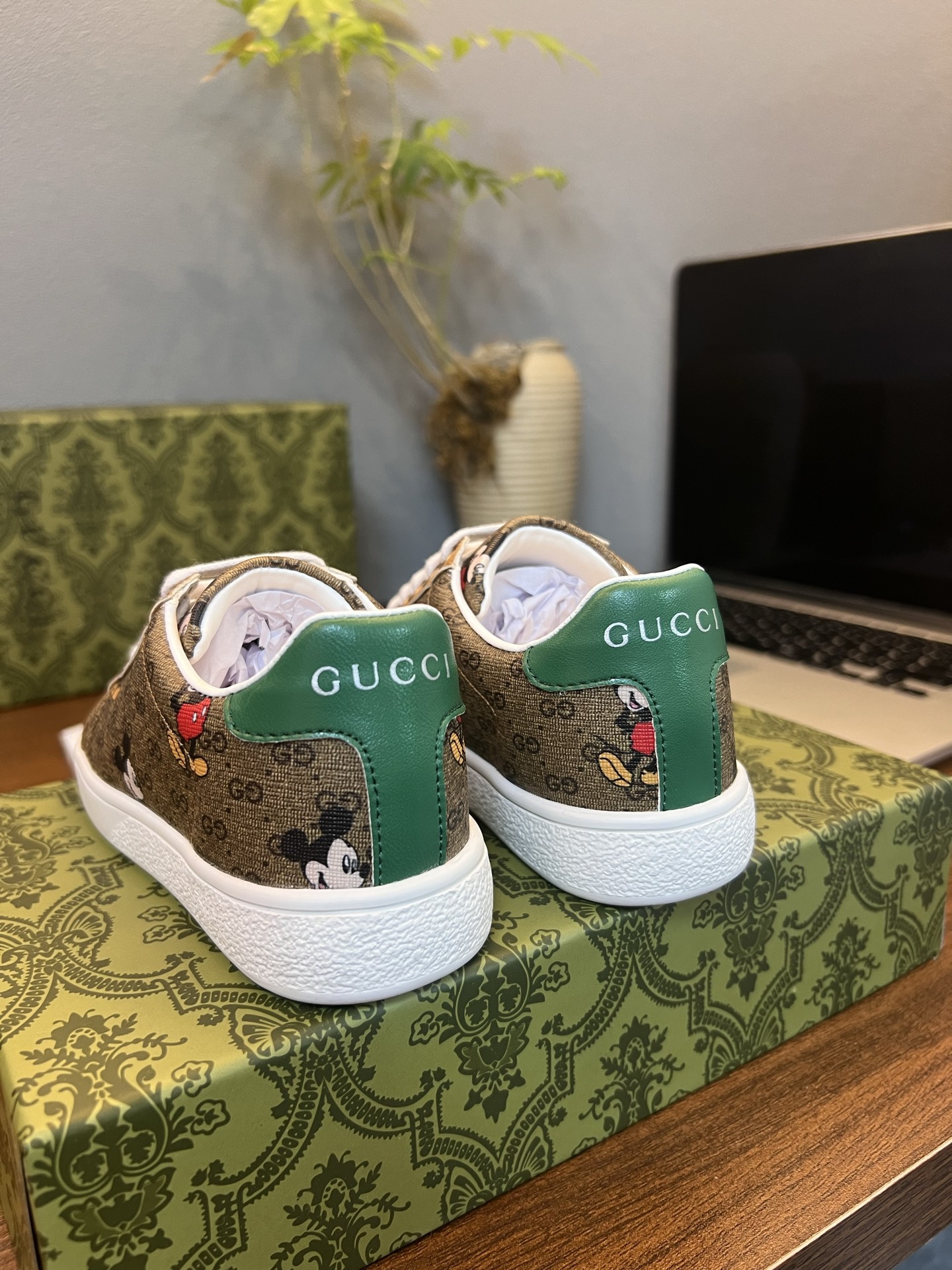Children's shoes child